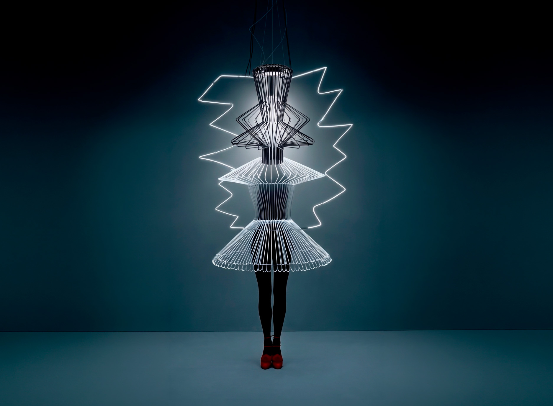 La danza della luce: David Szauder per What’s in a Lamp?